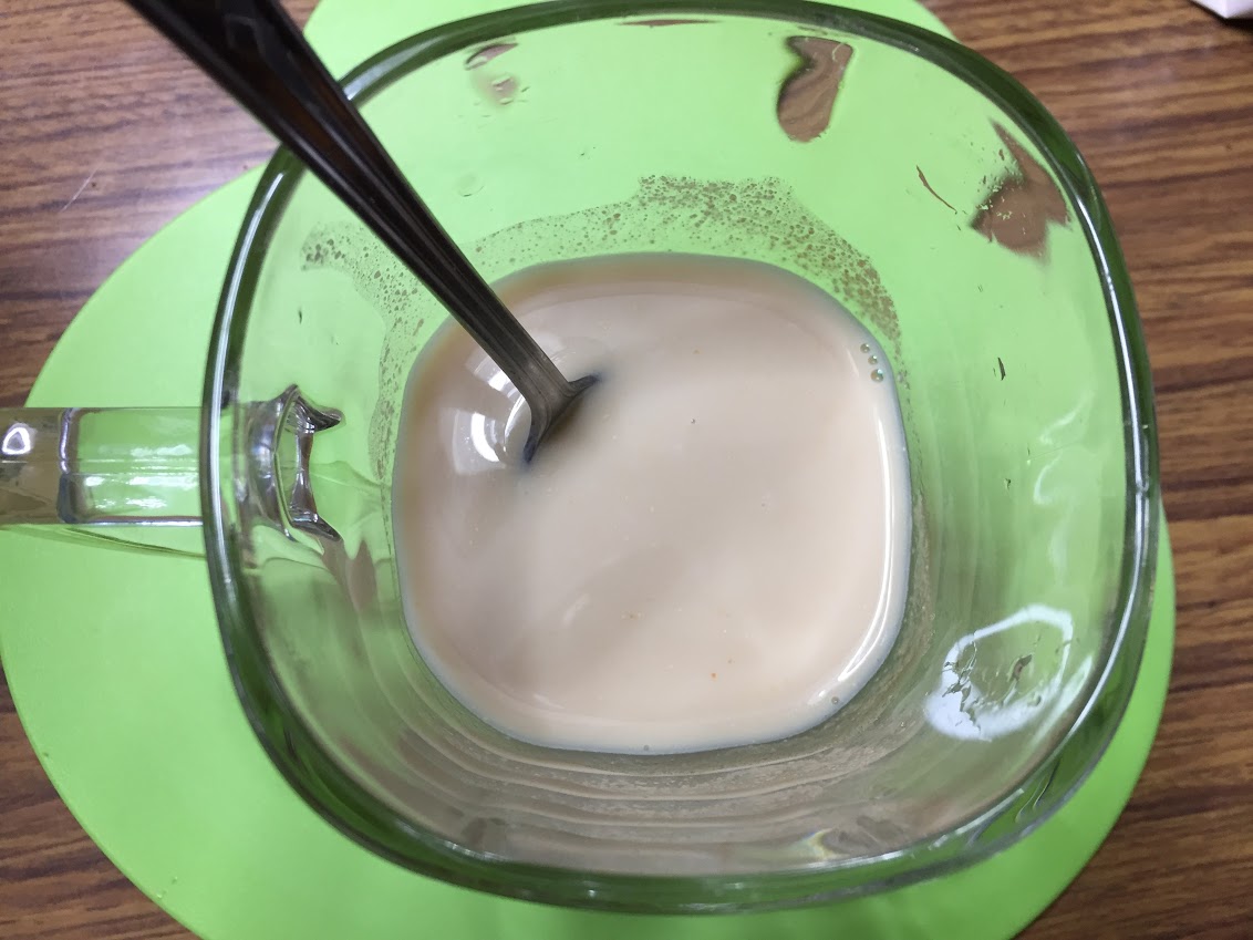 マグカップにきな粉、黒砂糖、牛乳を入れてよくかき混ぜる