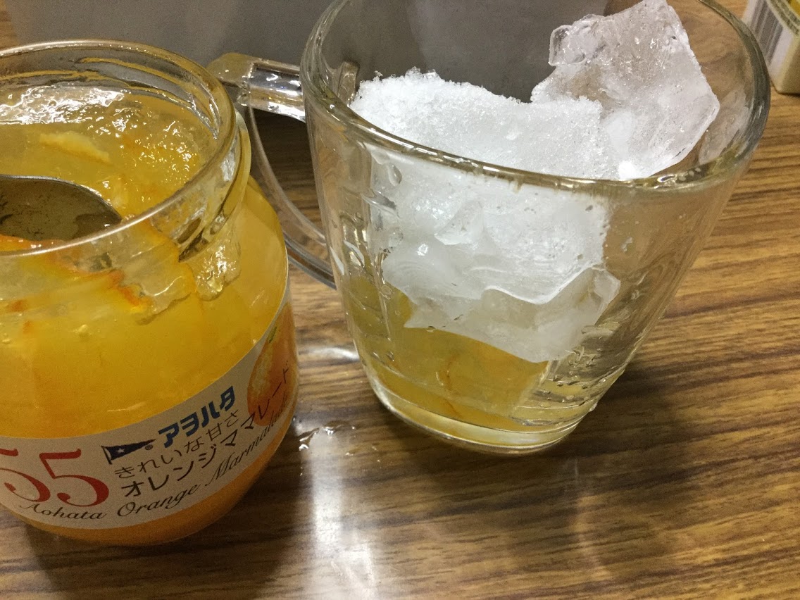 グラスにオレンジマーマレードと豆乳、氷を入れる