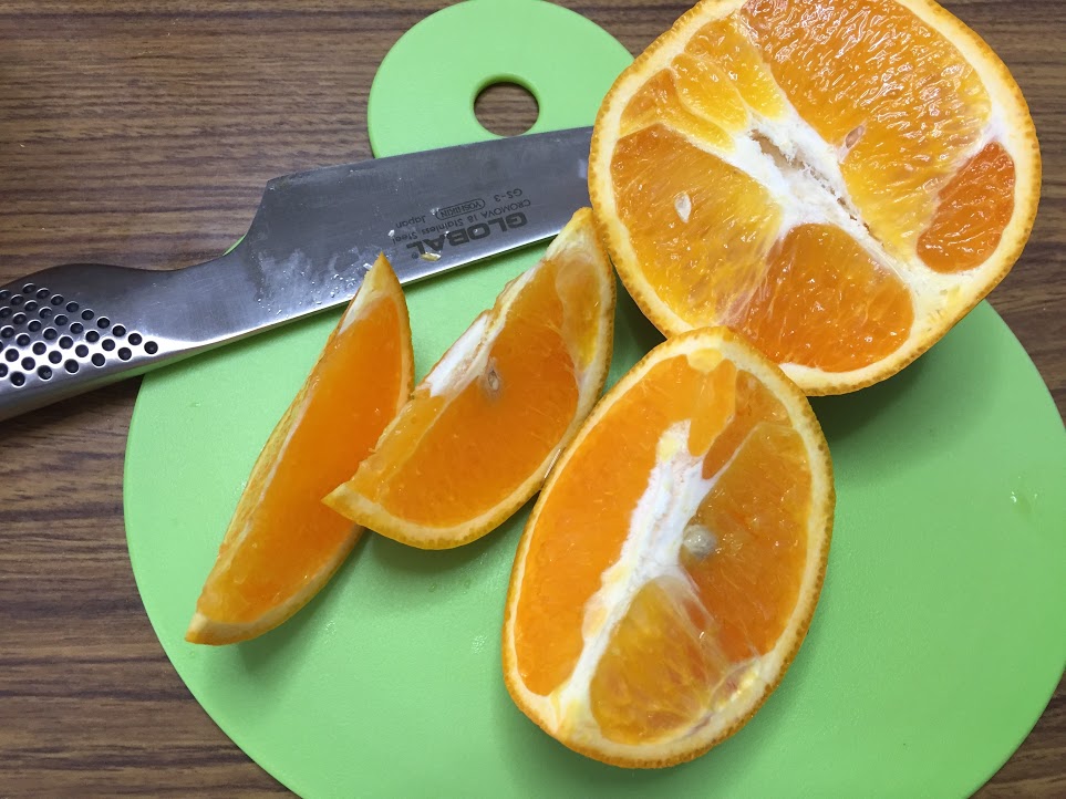 オレンジをカットする