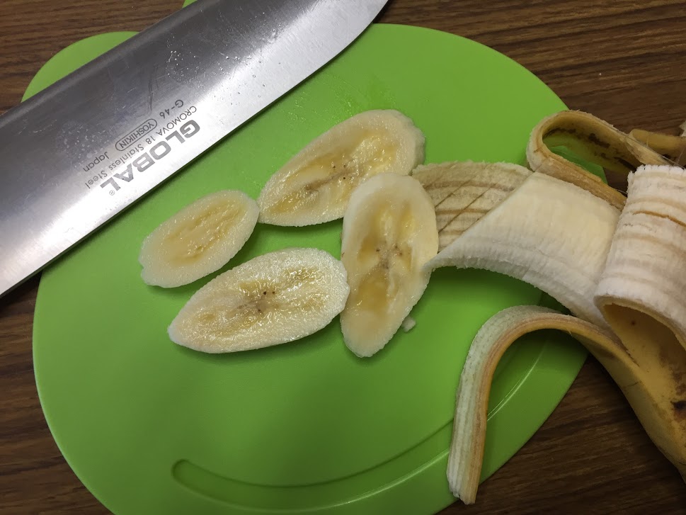 バナナを切る