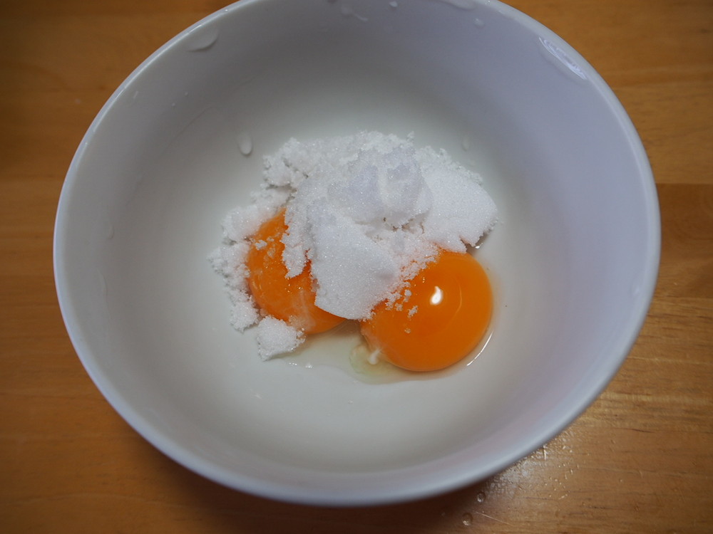 卵とグラニュー糖を混ぜる